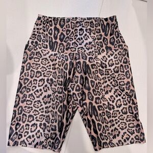 Onzie Women’s Bike Short size S/M; tan leopard